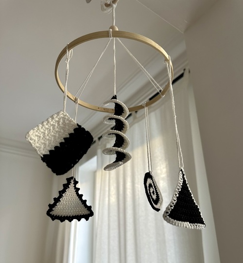 Crochet Pattern for Contrast Pendant / Mobile - Montessori Inspired