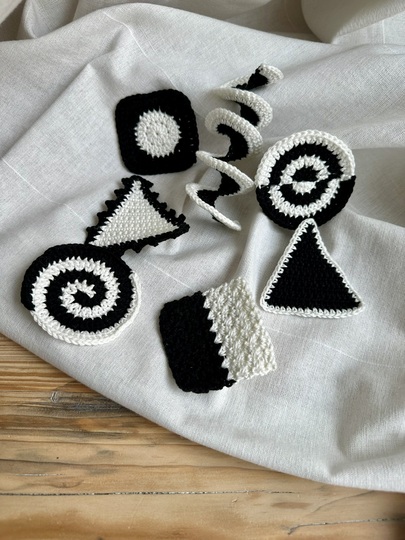 Crochet Pattern for Contrast Pendant / Mobile - Montessori Inspired