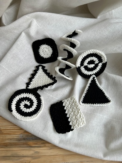 Crochet Pattern for Contrast Pendant / Mobile - Montessori Inspired