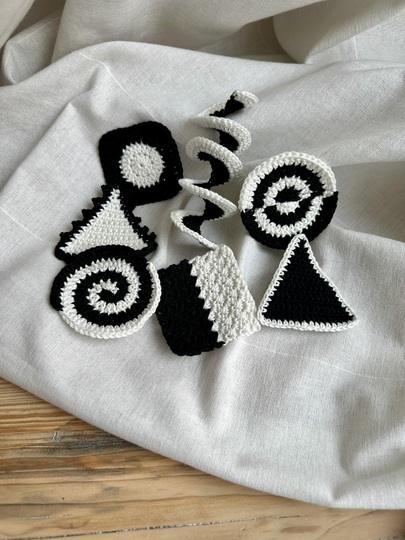 Crochet Pattern for Contrast Pendant / Mobile - Montessori Inspired