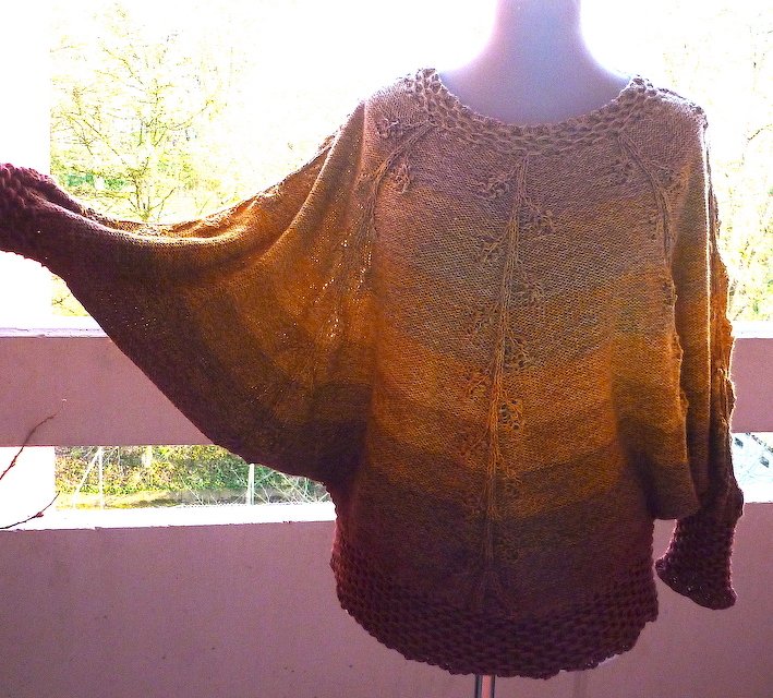 Weit geschnittener gestrickter Damenpullover mit Braun‑Olive‑Farbverlauf und Ajourstreifen