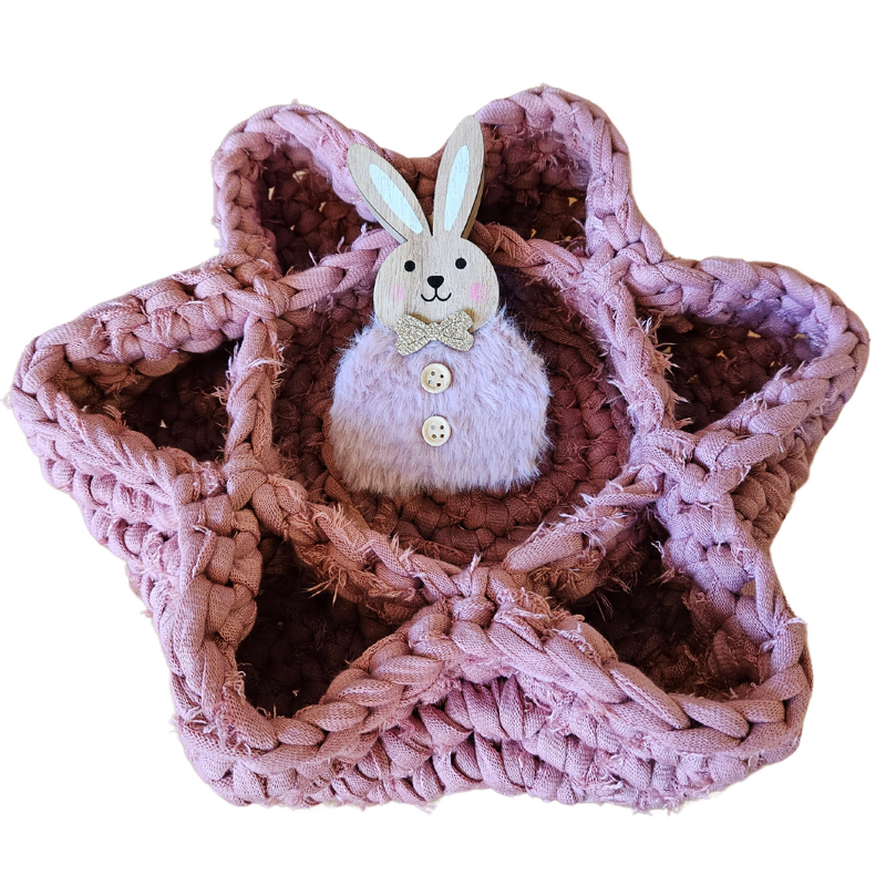 Sternförmiges Häkelkörbchen aus Textilgarn in Altrosa mit Hasenfigur in der Mitte