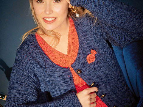 Marinefarbene Jacke mit Brosche und rotem, tailliertem Pulli