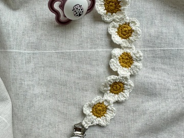 Crochet pattern for a flower pacifier chain
