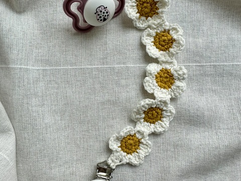 Crochet pattern for a flower pacifier chain