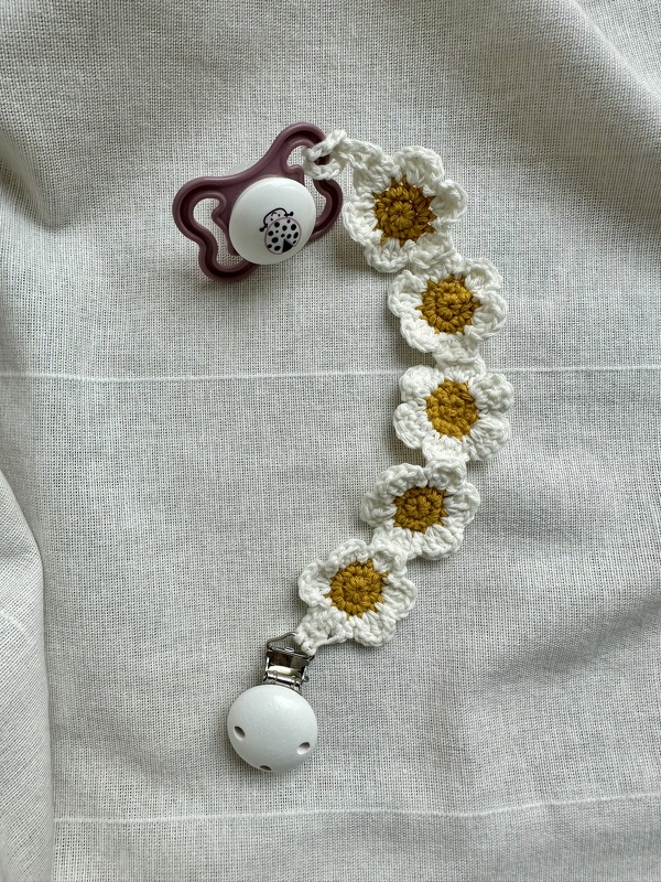 Crochet pattern for a flower pacifier chain