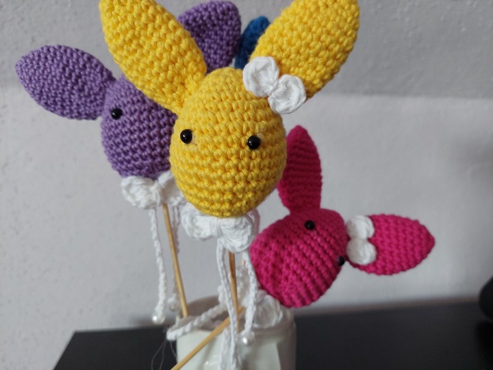 Häkelanleitung Blumenstecker Häschen aus Wollresten!