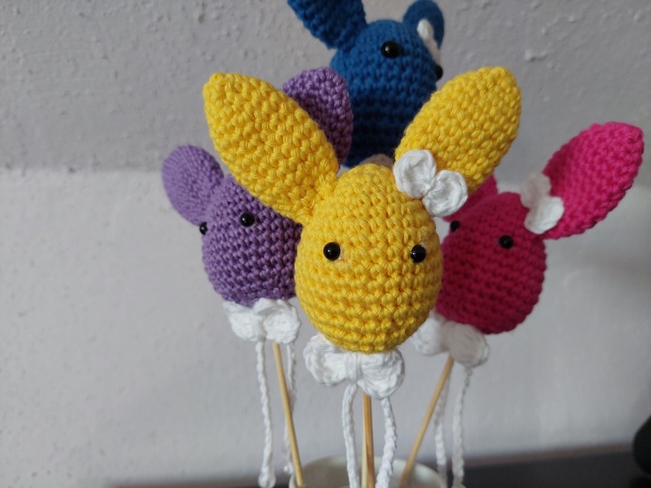 Häkelanleitung Blumenstecker Häschen aus Wollresten!