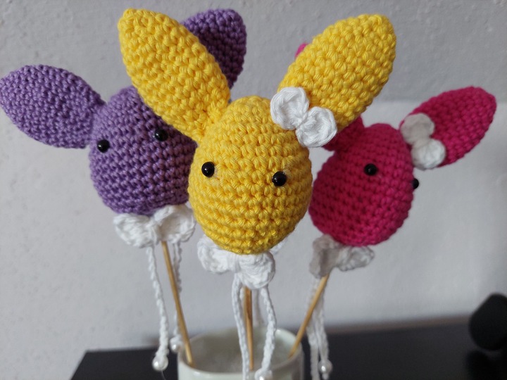 Häkelanleitung Blumenstecker Häschen aus Wollresten!