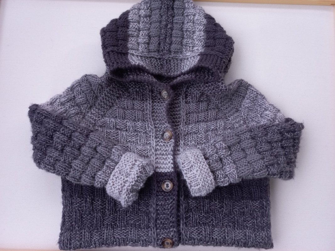 Gestrickte Babyjacke mit Kapuze und Knopfleiste in Grauverlauf