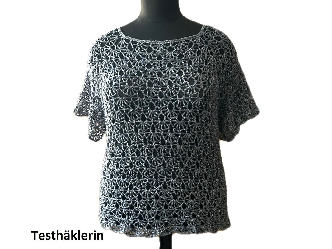 Gehäkeltes Damen-Shirt in Dunkelgrau mit Fächermuster auf Schneiderpuppe
