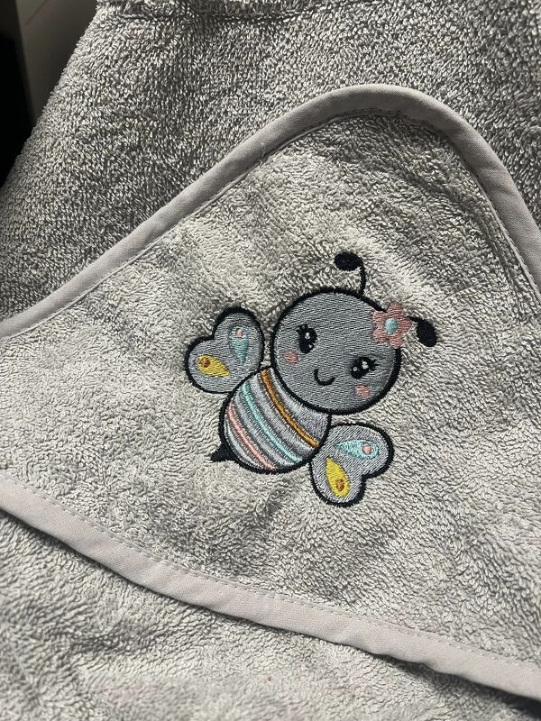 Hellgraues Kapuzenhandtuch mit gestickter niedlicher Biene in Pastellfarben