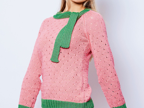 Rosafarbener Pulli mit grünen Blenden und Schleife