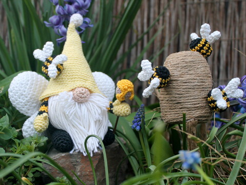 Crochet a Bee Gnome – approx. 18 cm, with Bees and a Beehive (EN & DE)