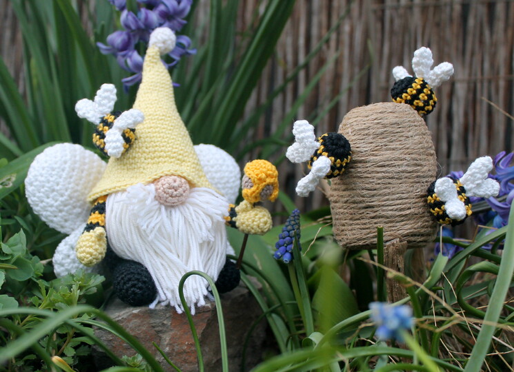 Crochet a Bee Gnome – approx. 18 cm, with Bees and a Beehive (EN & DE)