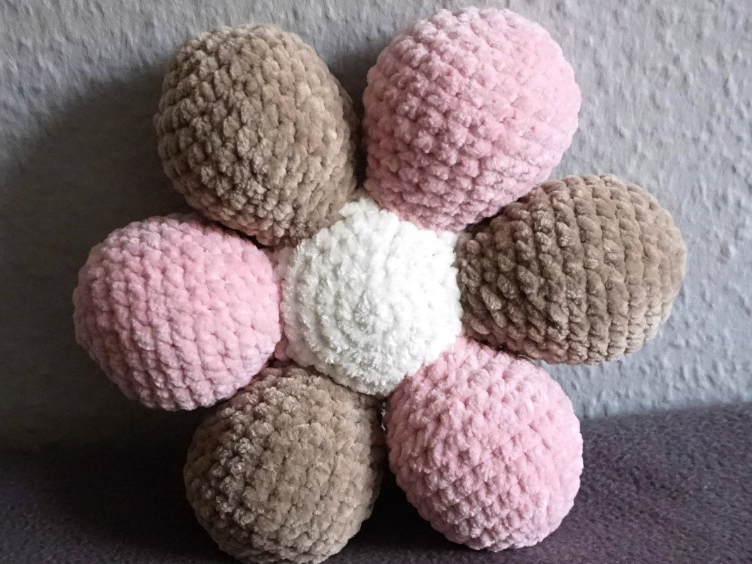 Crochet Pattern Flower Pillow! - Image 2