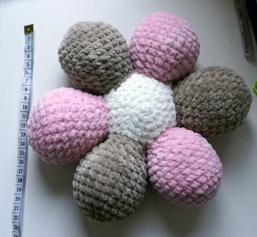 Crochet Pattern Flower Pillow! - Image 4