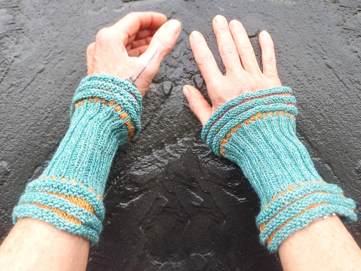 Armstulpen "Punto", sehr schönes Muster mit kleinen Noppen!