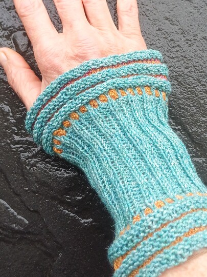 Armstulpen "Punto", sehr schönes Muster mit kleinen Noppen!