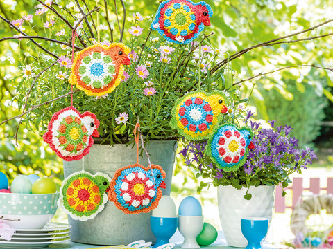 Kunterbunte gehäkelte Granny-Hühner-Anhänger und -Eierbecher