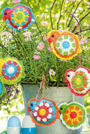 Kunterbunte gehäkelte Granny-Hühner-Anhänger und -Eierbecher
