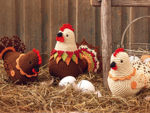 Set aus gehäkelten Hühnern mit Hahn als Ostertischdeko