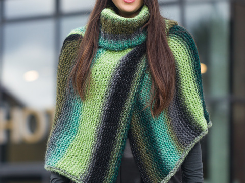 Poncho in grünem Farbverlauf und passende Mütze