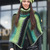 Poncho in grünem Farbverlauf und passende Mütze