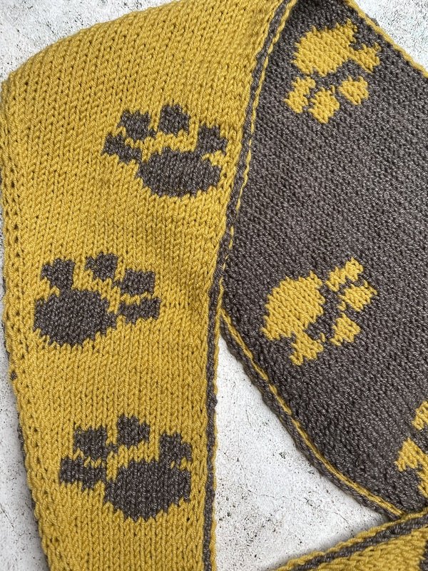 Gestricktes Wende-Dreieckstuch mit Pfotenmuster in Senfgelb und Dunkelgrau
