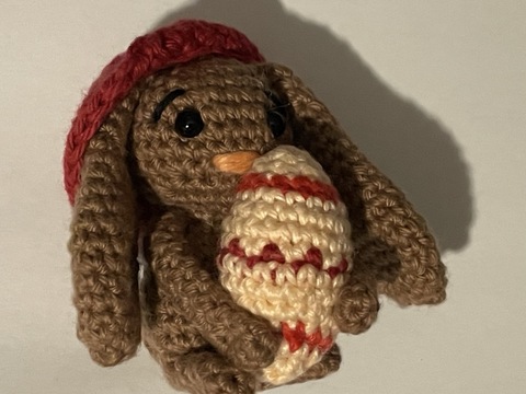 Süßes Osterhäschen mit Ei