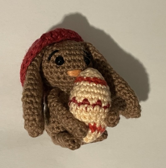 Süßes Osterhäschen mit Ei