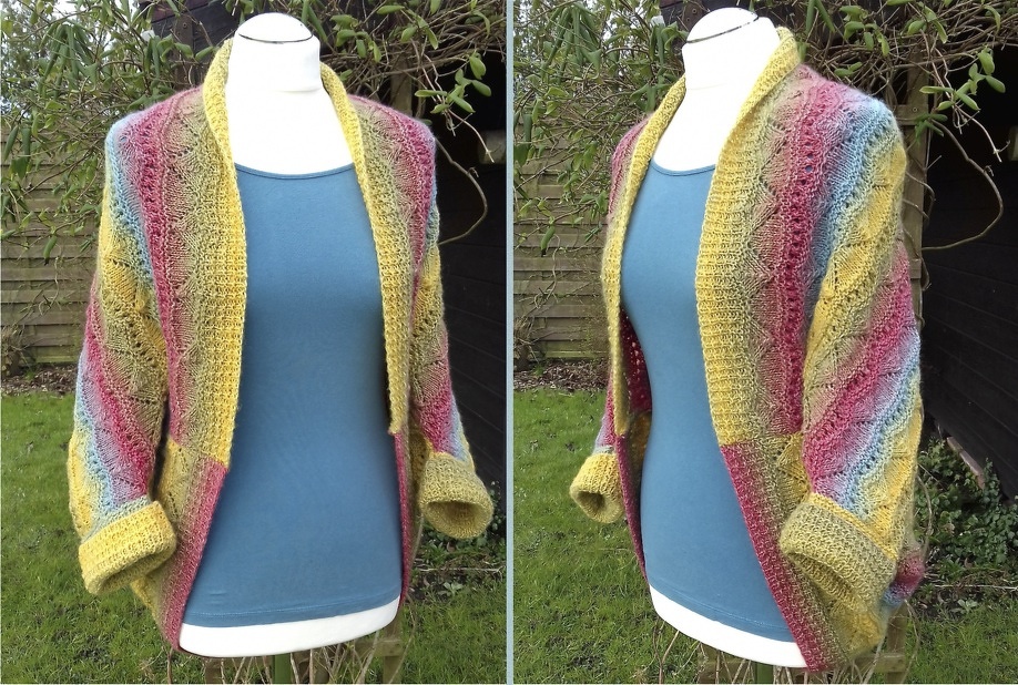 Mannequin trägt offenen gestrickten Seelenwärmer mit gelb-rosa-blauem Farbverlauf