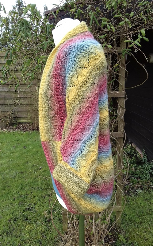 Gestrickter offener Seelenwärmer mit diagonalen Pastellstreifen auf Schneiderpuppe