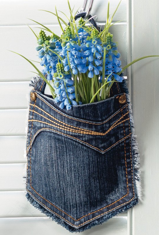 Jeans-Pocket an Haken mit kleinen blauen Blumen als hängendes Utensilo