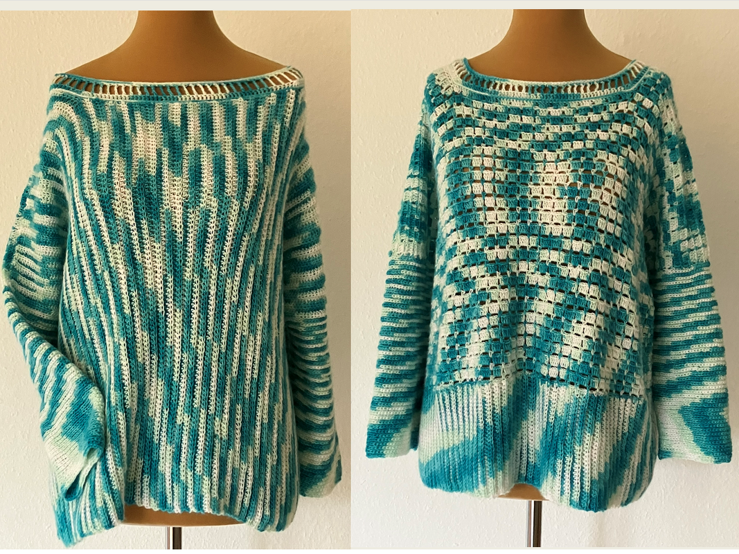 Gehäkelter Pullover in Türkis und Weiß mit Rippen
- und Ajourmuster auf einer Schneiderpuppe
