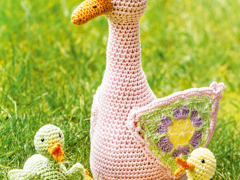 Gehäkelte Gänsemama mit 3 Gänsekindern in Pastelltönen