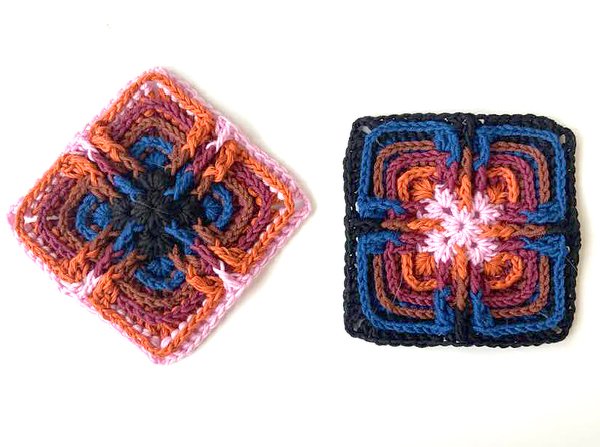 Zwei gehäkelte Granny Squares in Pink, Orange, Blau und Schwarz