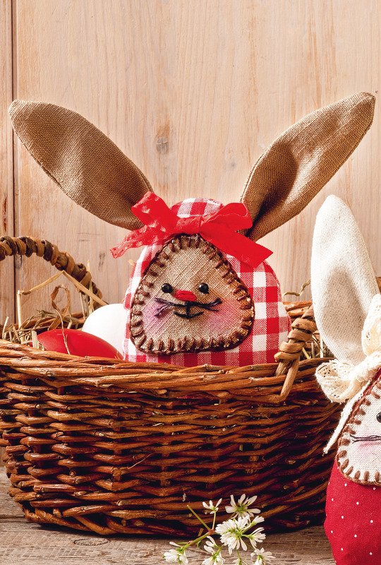 Genähte Hasenfamilie in Beige-Rot-Weiß