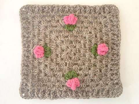 Süßes Trachtengranny mit Blümchen