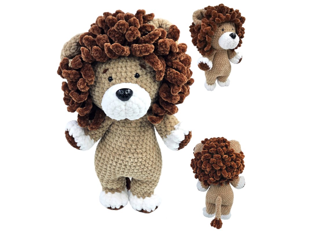 Gehäkelter Amigurumi-Löwe, hellbraun mit dunkelbrauner Mähne und weißen Akzenten, drei Ansichten vor weißem Hintergrund.