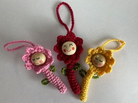 Häkelanleitung Blümchen mit Gesicht als Anhänger