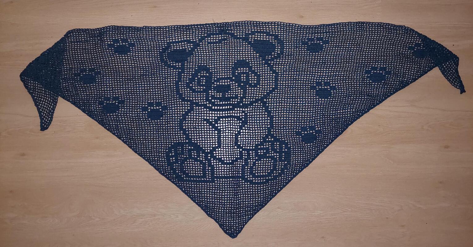 Dunkelblaues gehäkeltes Dreieckstuch mit Panda- und Pfotenmuster