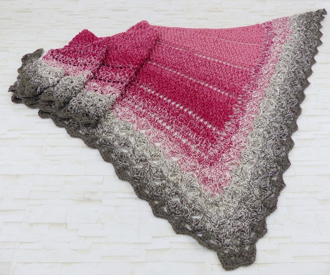 Crochet pattern DragonTreedy - a dragon tail as a triangular scarf