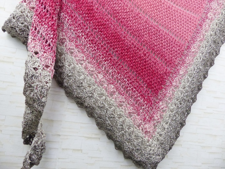 Crochet pattern DragonTreedy - a dragon tail as a triangular scarf