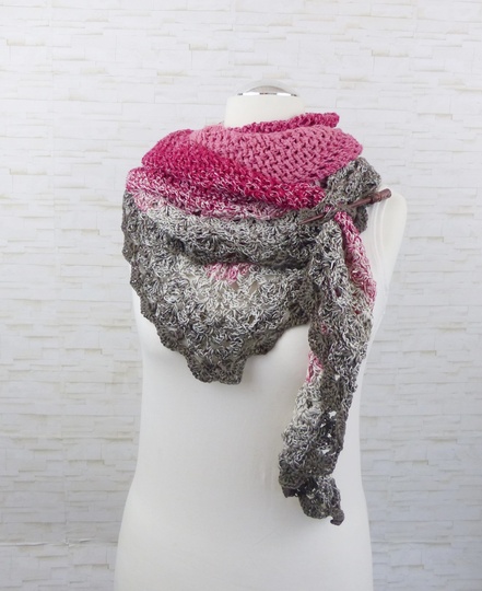 Crochet pattern DragonTreedy - a dragon tail as a triangular scarf