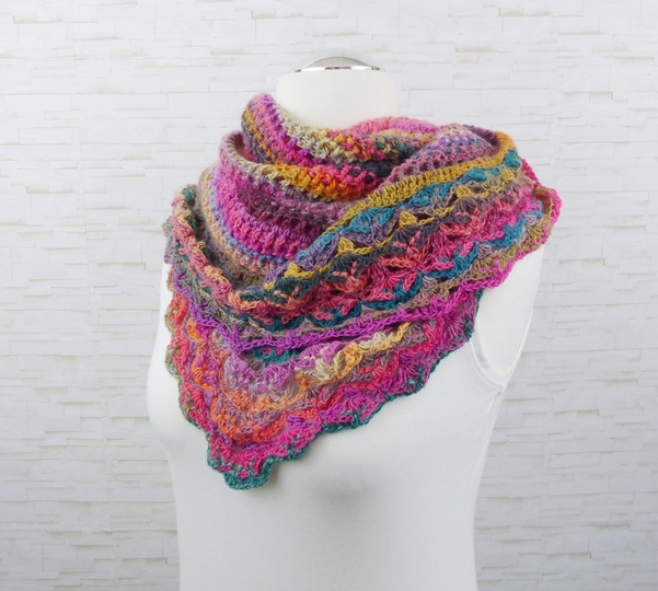 Crochet pattern DragonTreedy - a dragon tail as a triangular scarf