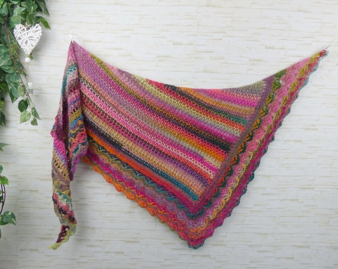 Crochet pattern DragonTreedy - a dragon tail as a triangular scarf