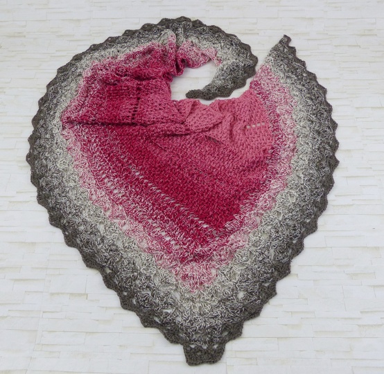 Crochet pattern DragonTreedy - a dragon tail as a triangular scarf