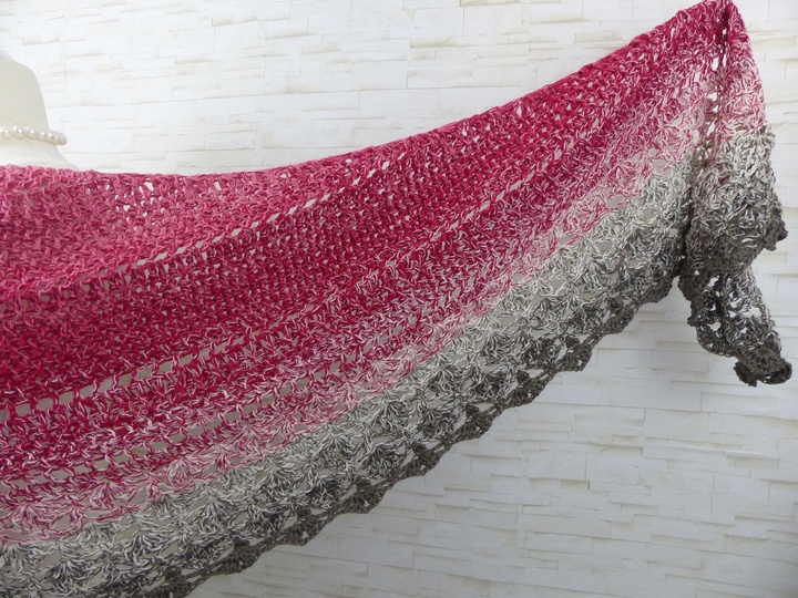 Crochet pattern DragonTreedy - a dragon tail as a triangular scarf