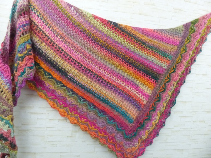Crochet pattern DragonTreedy - a dragon tail as a triangular scarf